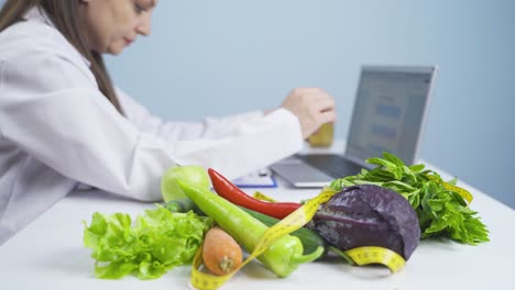 Dietitian-preparing-diet-plan-on-laptop.